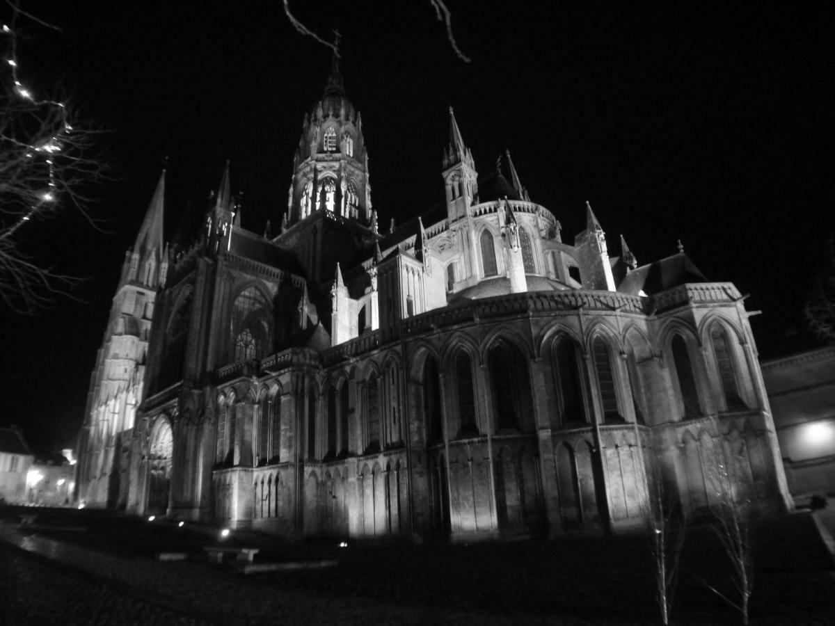 Les Combles De L Aure Grand Studio Cosy Confortable Classe 3 Etoiles Centre Bayeux 2 Mn A Pied Cathedrale Proche Plages Du Debarquement Exterior foto